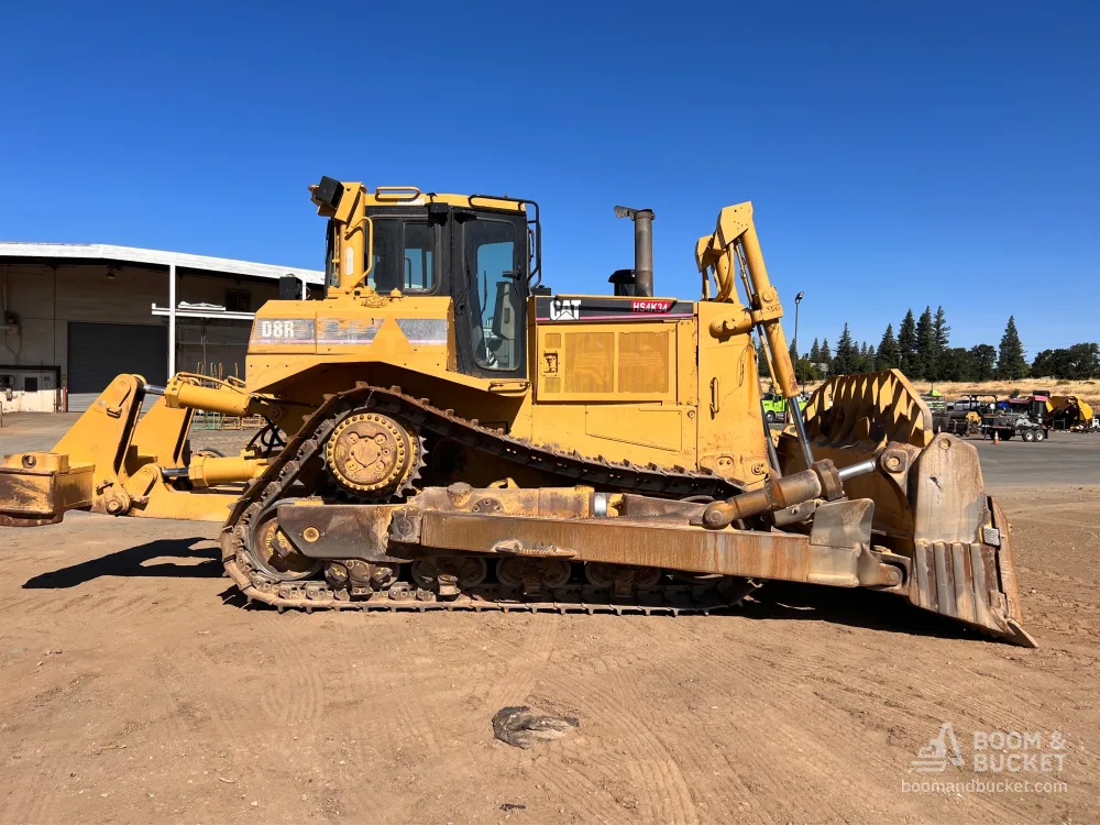 Unleashing the Power and Performance of the 2004 Caterpillar D8R Bulldozer