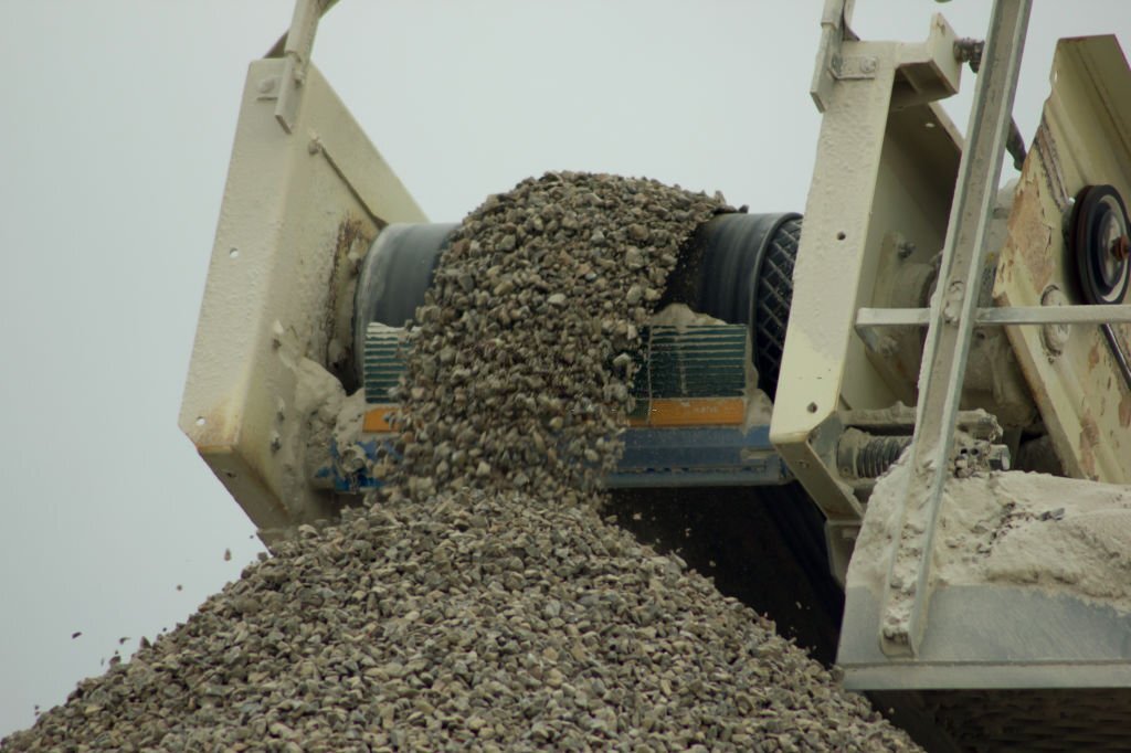 What Are the Key Features to Consider When Selecting Crushing and Screening Equipment?