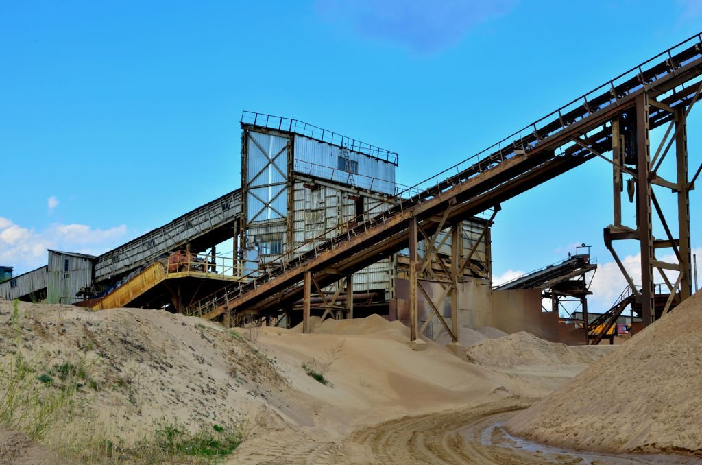What Are the Maintenance Requirements for Crushing and Screening Equipment?